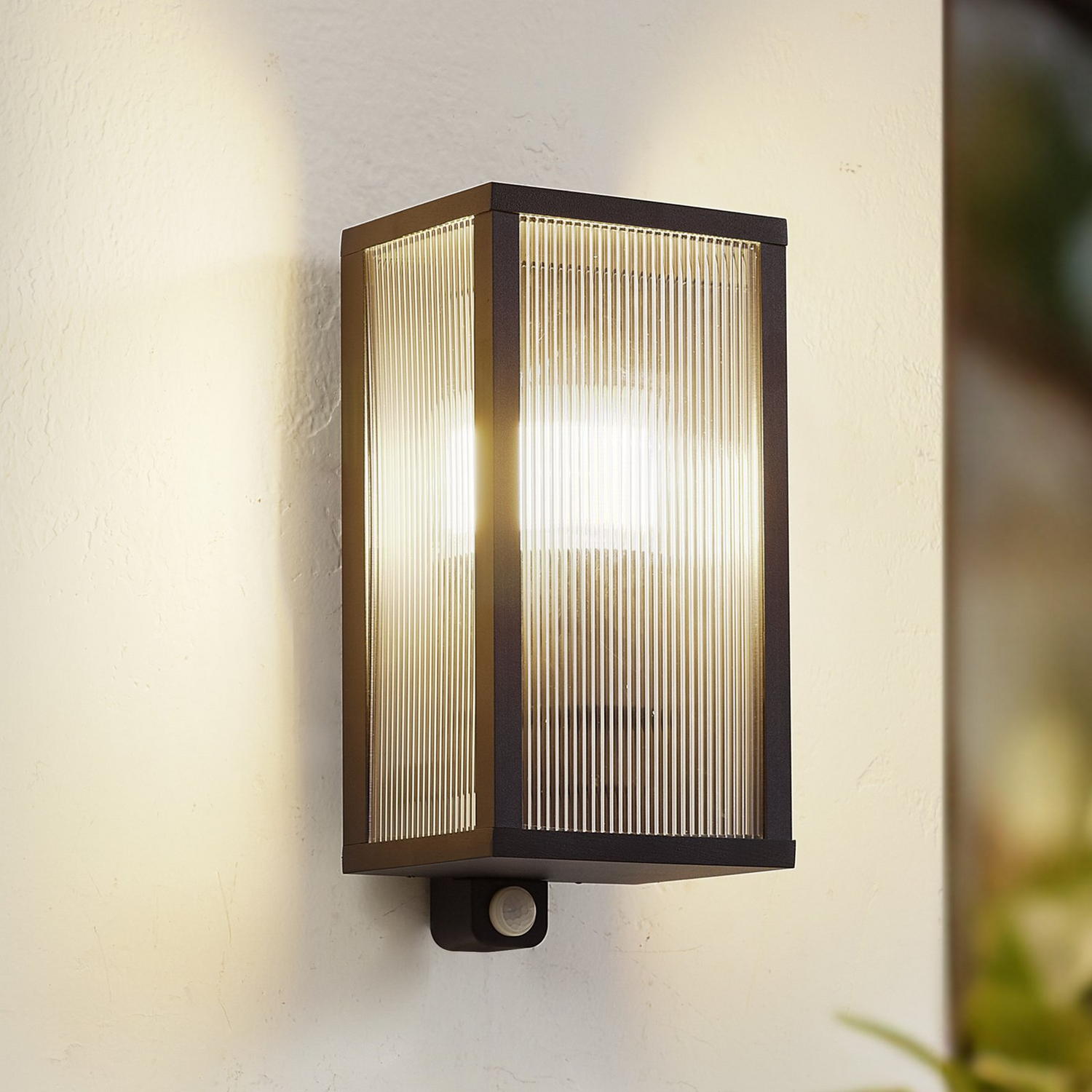 B-Ware Lindby Außenwandlampe Wandlicht Peldar Lampe Sensor Schwarz E27 Ip44 Geriffelt