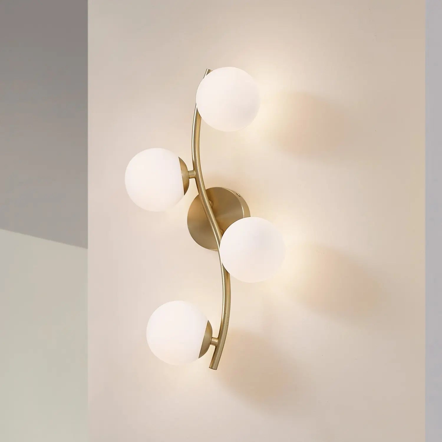B-Ware Lindby Wandleuchte Wandlampe Josiana Glas Kugel Messing Beleuchtung Wohnraum